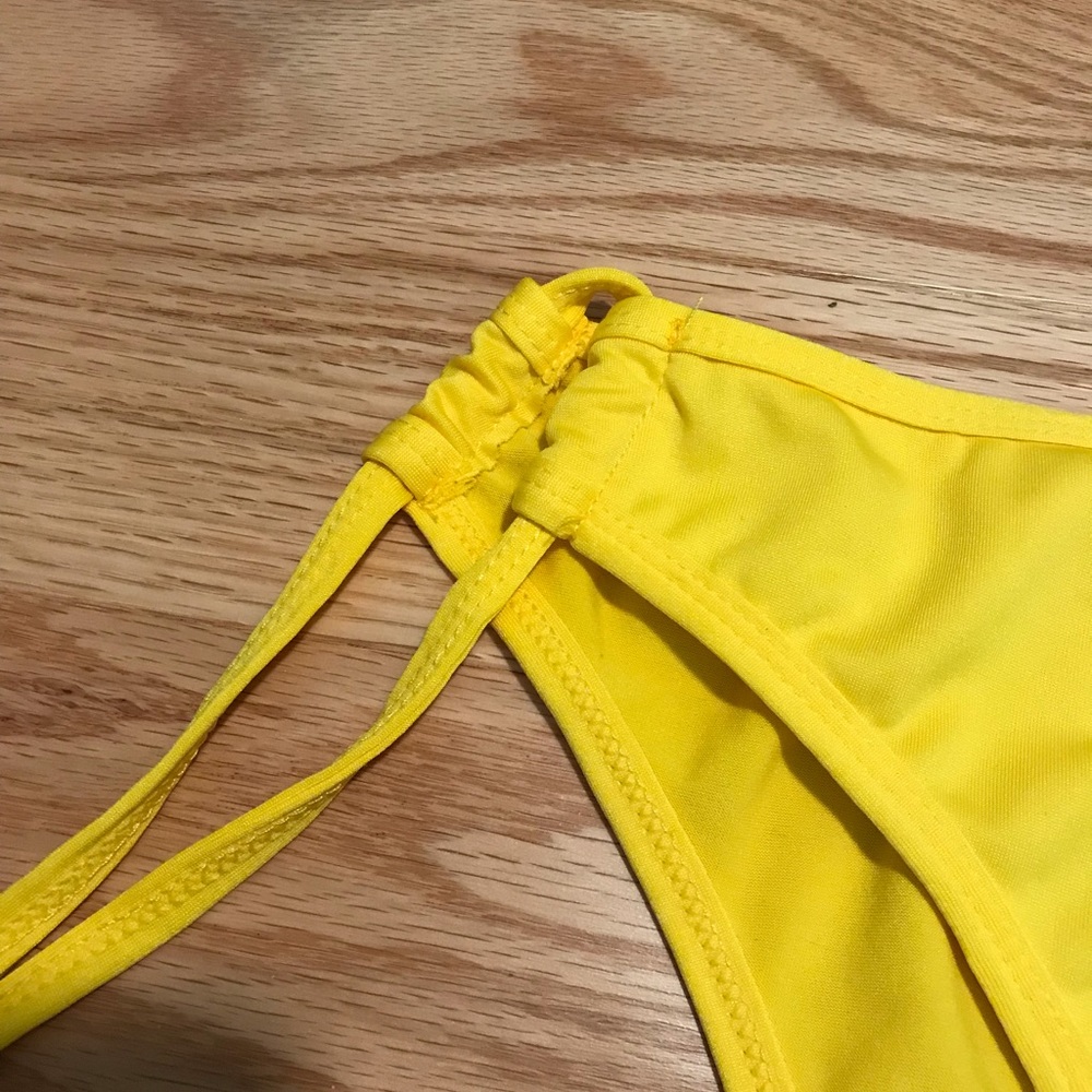 Small yellow string bikini - Picture 2 of 2